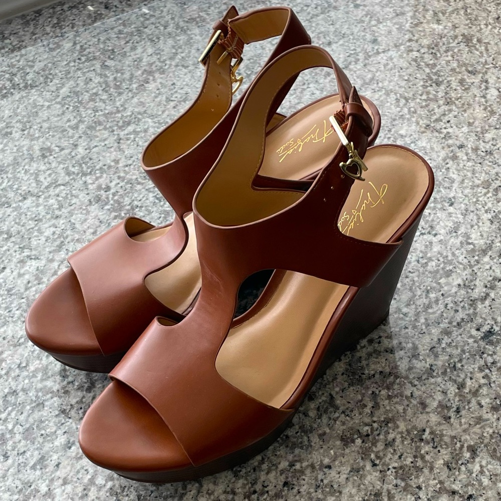 THALIA SODI •Brown Cognac Platform T-Strap Valleri Round Toe Wedge Buckle Sandal